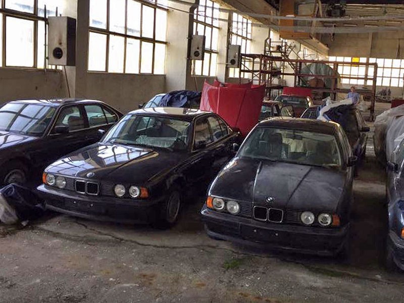เหลือเชื่อ! พบรถ BMW Series-5 สภาพป้ายแดง ถูกปล่อยทิ้งร้างในโกดังประเทศบัลแกเรีย ตั้งแต่ปี 1994