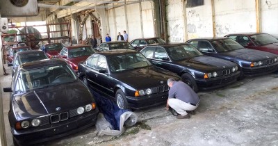 เหลือเชื่อ! พบรถ BMW Series 5 สภาพป้ายแดง ถูกปล่อยทิ้งร้างในโกดังประเทศบัลแกเรีย ตั้งแต่ปี 1994