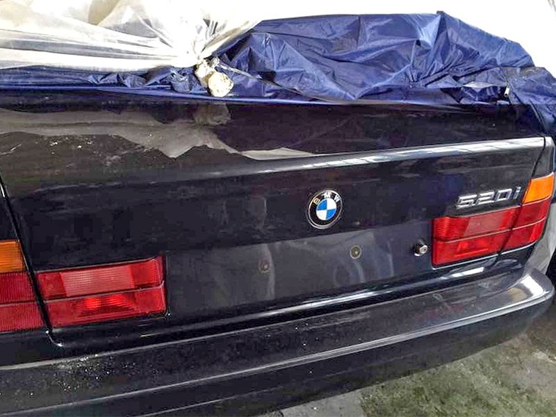 เหลือเชื่อ! พบรถ BMW Series-5 สภาพป้ายแดง ถูกปล่อยทิ้งร้างในโกดังประเทศบัลแกเรีย ตั้งแต่ปี 1994