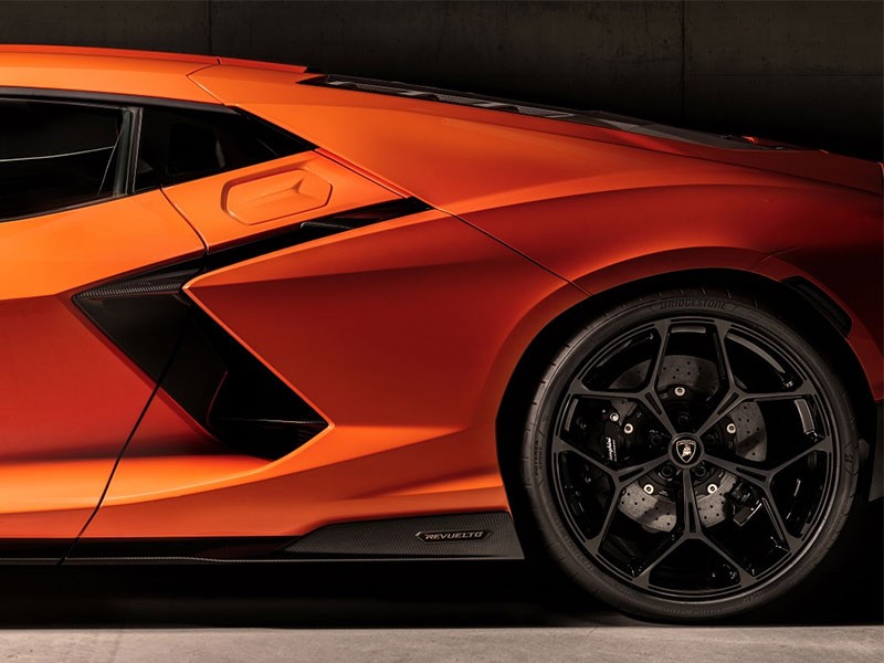 Bridgestone พัฒนายางรถยนต์สมรรถนะสูง ให้กับ Supercar รุ่นใหม่ Lamborghini Revuelto