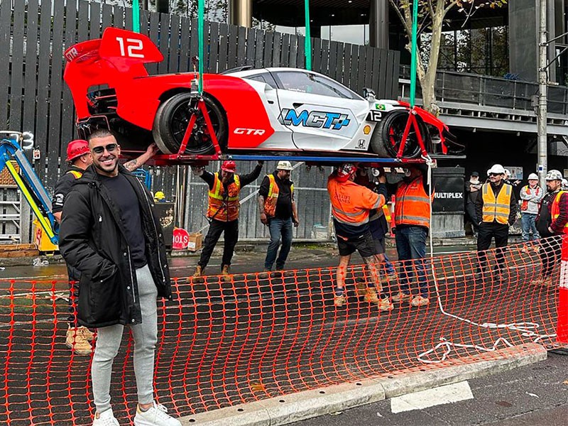 รักเหมือนเมีย! นักธุรกิจชาวออสเตรเลีย ซื้อรถแข่ง McLaren Senna GTR ก่อนใช้เครนยกเก็บในเพนท์เฮาส์สุดหรู ชั้น 57!