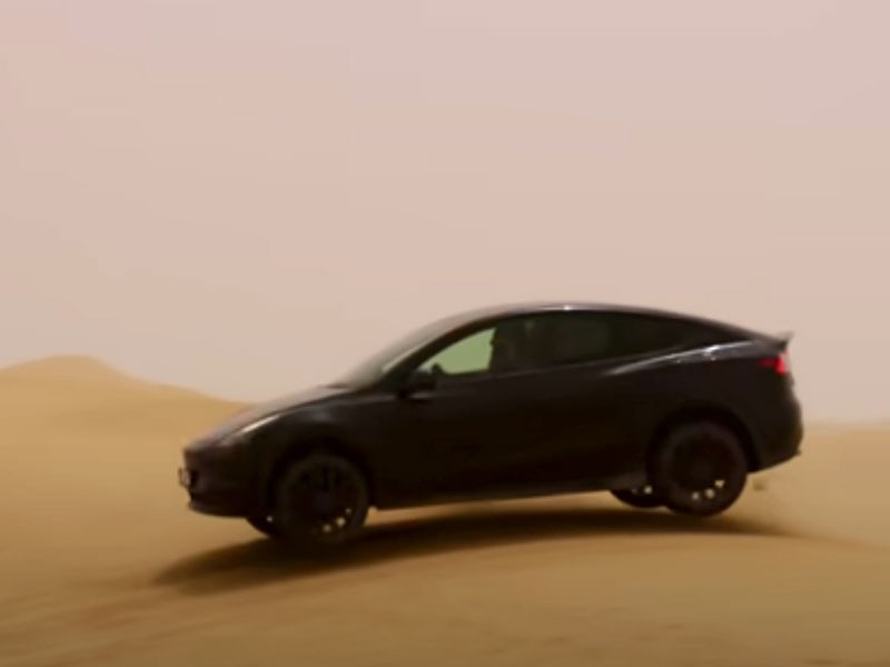 ร้อนแค่ไหนก็ไม่หวั่น! Tesla ทดสอบรถยนต์กลางทะเลทราย อากาศร้อนจัดถึง 51 องศา!