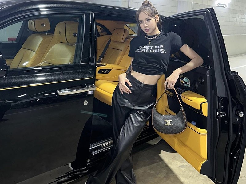 𝕷𝖆𝖑𝖎𝖘𝖆 𝕸𝖆𝖓𝖔𝖇𝖆𝖑 on X NiCe  this is the full view look  of her Rolls Royce when lisa arrive on thailand   httpstco2AFzBXIPJJ  X