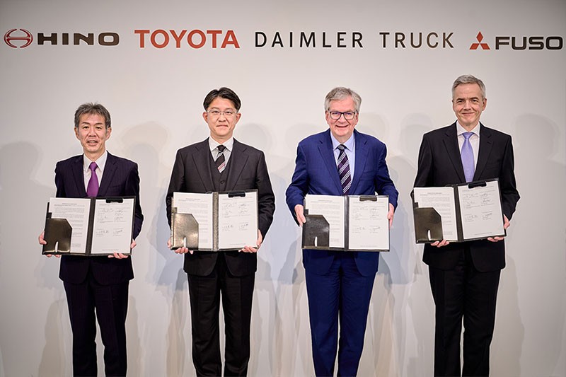รวมกันเป็นหนึ่ง! เมื่อ Toyota เจ้าของ Hino ควบรวมกิจการกับ Damiler Truck เจ้าของ Mitsubishi Fuso