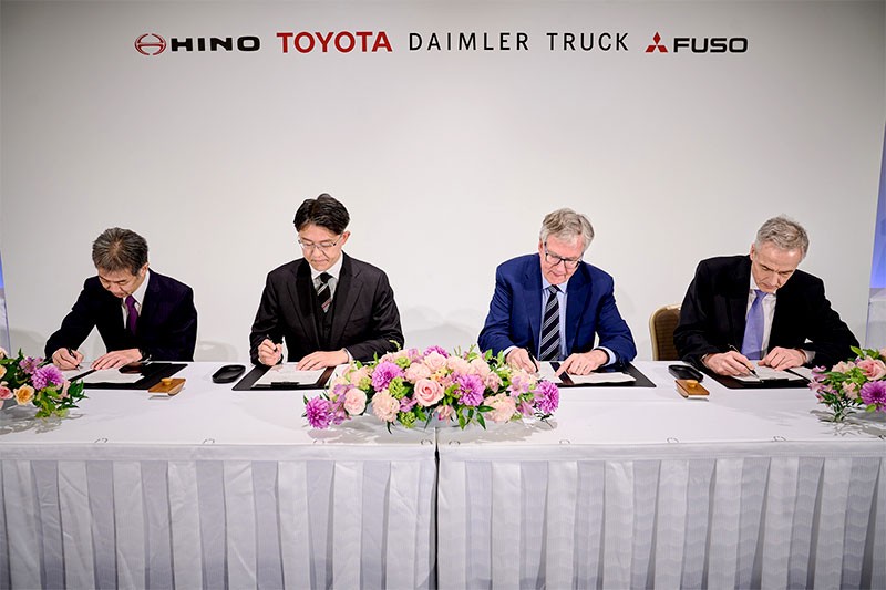 รวมกันเป็นหนึ่ง! เมื่อ Toyota เจ้าของ Hino ควบรวมกิจการกับ Damiler Truck เจ้าของ Mitsubishi Fuso