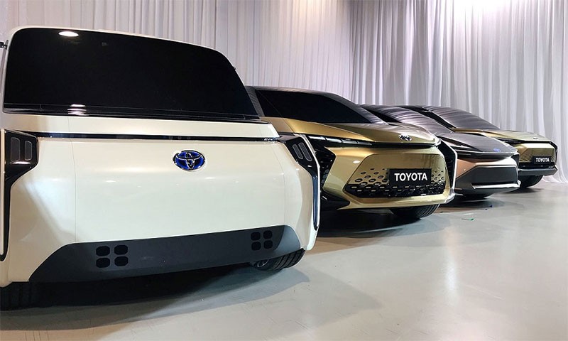 Toyota ลั่น! ไม่เพ้อฝัน! กำลังพัฒนารถยนต์ไฟฟ้าแบตเตอรี่โซลิดสเตต ชาร์จเต็มใน 10 นาที วิ่งไกล 1,200 กม. ในปี 2027