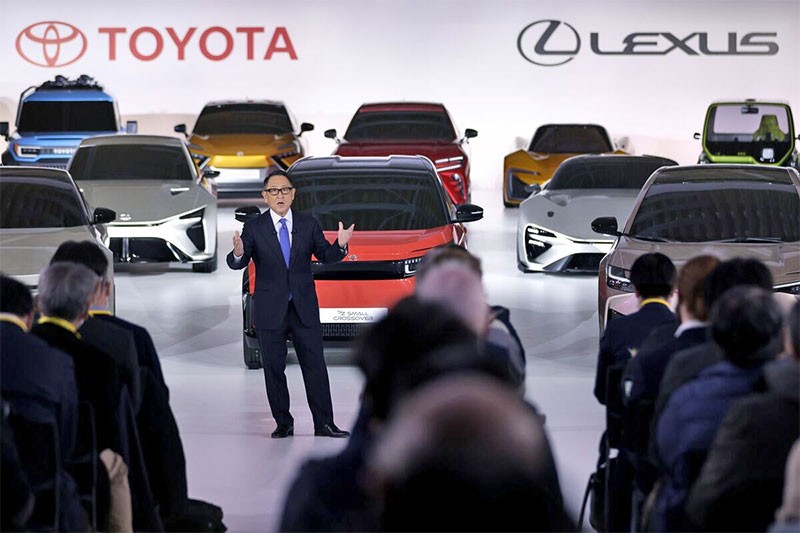 Akio Toyoda ประธาน Toyota หลั่งน้ำตา! พร้อมยืนยัน "รถไฮบริดและไฮโดรเจน" ดีกว่าพัฒนารถ EV อย่างเดียว!