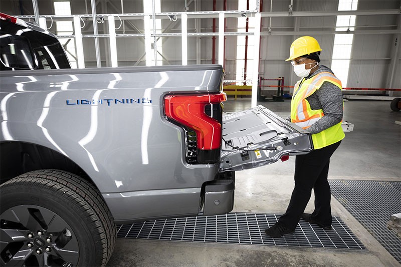 รถกระบะไฟฟ้า Ford F-150 Lightning อาจถูกลดกำลังการผลิตลง เนื่องจากยอดขายตก!