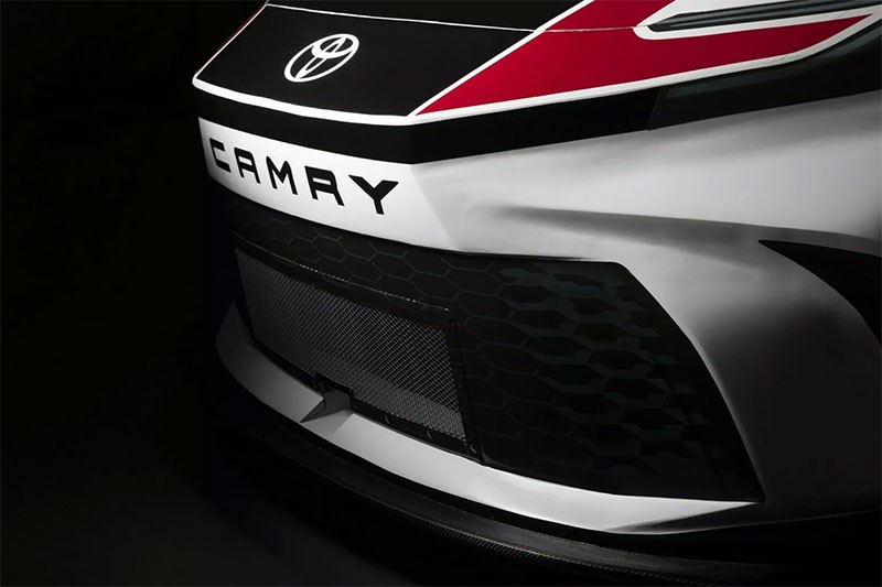 Toyota เปิดตัว Toyota Camry สำหรับการแข่งขัน NASCAR Cup Series ที่คล้ายกับรถผลิตจริงที่ปรับโฉมใหม่