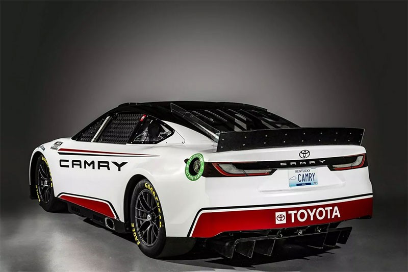 Toyota เปิดตัว Toyota Camry สำหรับการแข่งขัน NASCAR Cup Series ที่คล้ายกับรถผลิตจริงที่ปรับโฉมใหม่