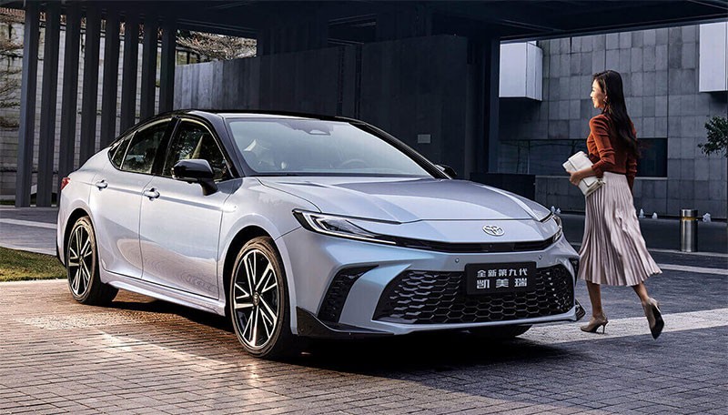 GAC Toyota เปิดตัว All-New Toyota Camry ในจีน กับรุ่นเบนซินและไฮบริด ราคาจีนเริ่มต้นแค่ 8 แสนกว่าบาท!