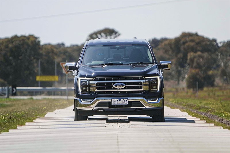 Ford Australia ประกาศหยุดส่งมอบ Ford F-150 ในออสเตรเลีย พบเจอปัญหาใต้ฝากระโปรง หลังสลับด้านพวงมาลัย