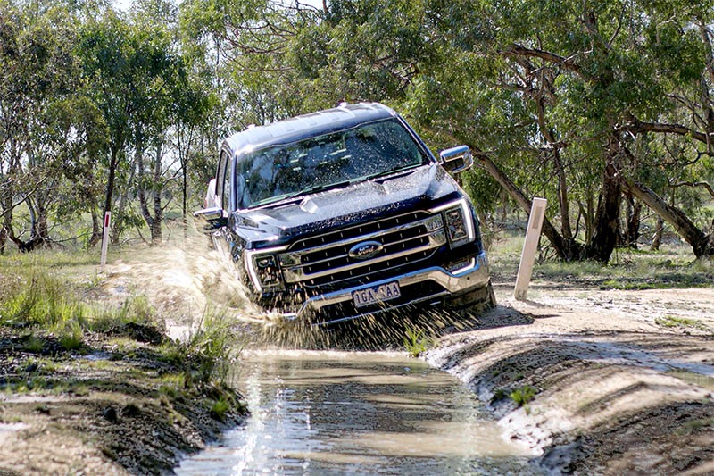 Ford Australia ประกาศหยุดส่งมอบ Ford F-150 ในออสเตรเลีย พบเจอปัญหาใต้ฝากระโปรง หลังสลับด้านพวงมาลัย